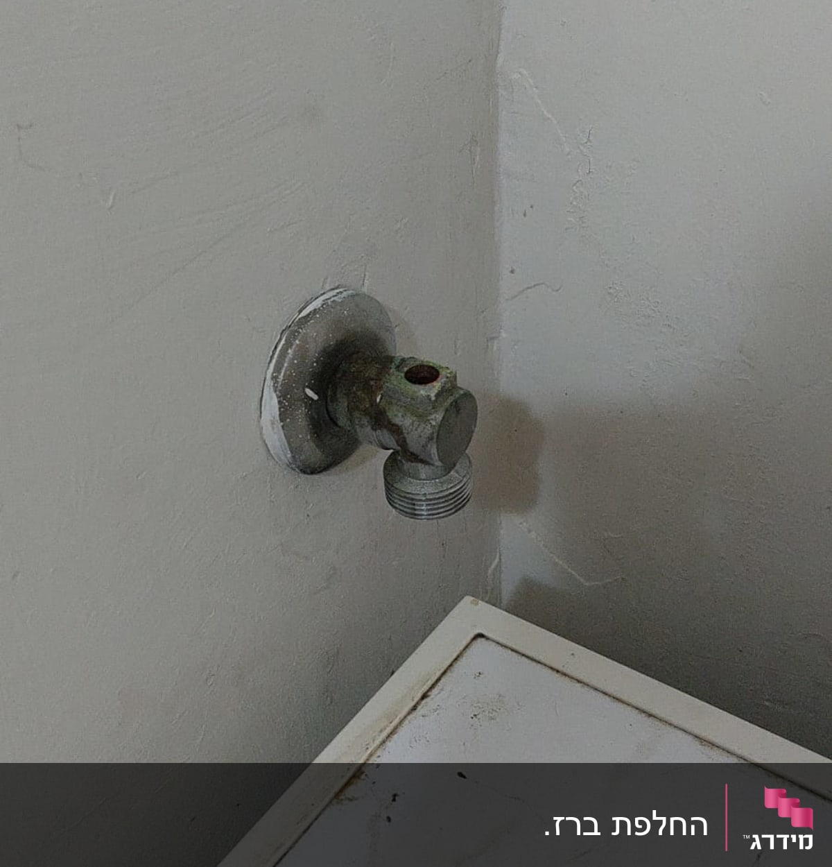 ברז מים מתכת מחובר לקיר עם חלודה